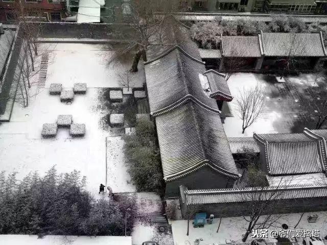 红墙，白雪，琉璃瓦，大雪压青松