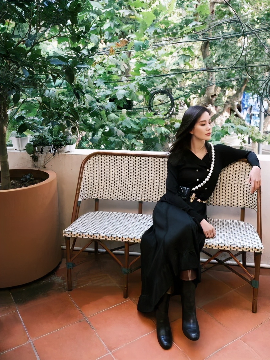 又被香奈儿支配了！秋冬时尚单品是紧身裤袜+七里靴，她们都穿了