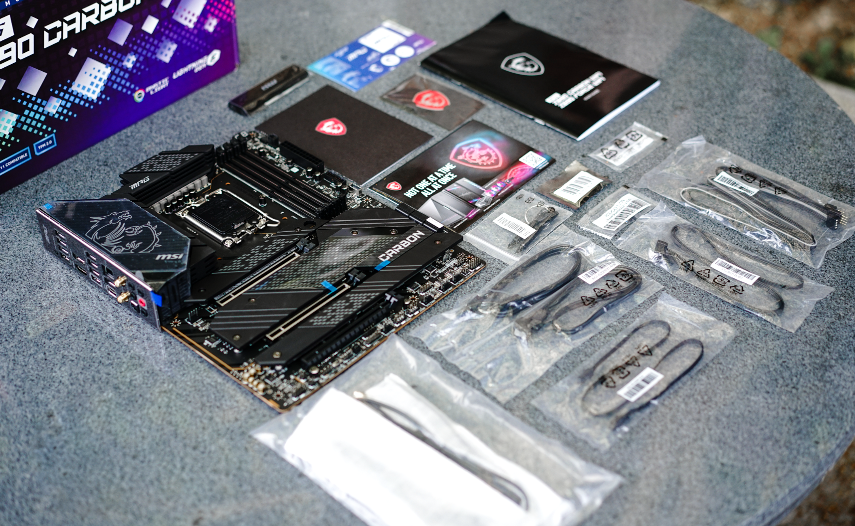 intel酷睿12代首发“座驾”来了！微星Z690 CARBON WIFI抢先开箱