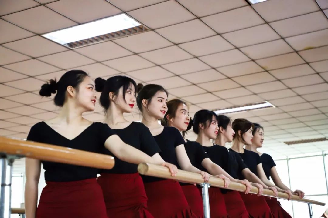 西安外国语大学，是由什么做成的？