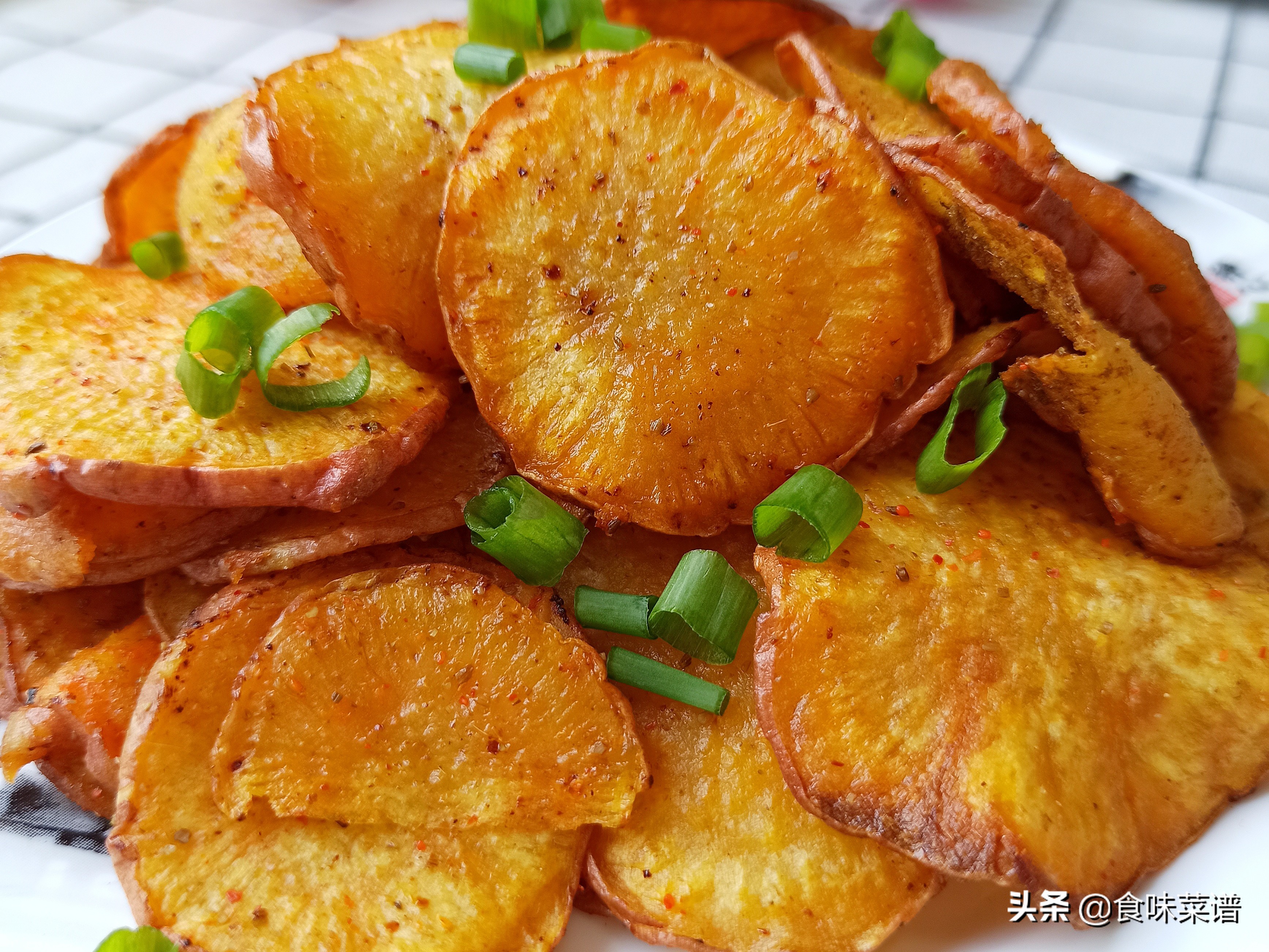 炸薯片的家常做法，3个红薯1把孜然，酥脆可口，做一大盆不够吃