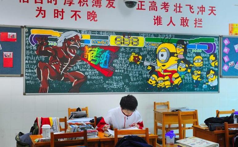 小学生黑板报走红，老师看后舍不得擦掉，网友：简直是神笔马良