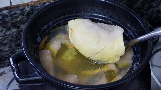鸡肉里放进2块榴莲，这样做太好吃了，鲜香美味，一锅还不够吃