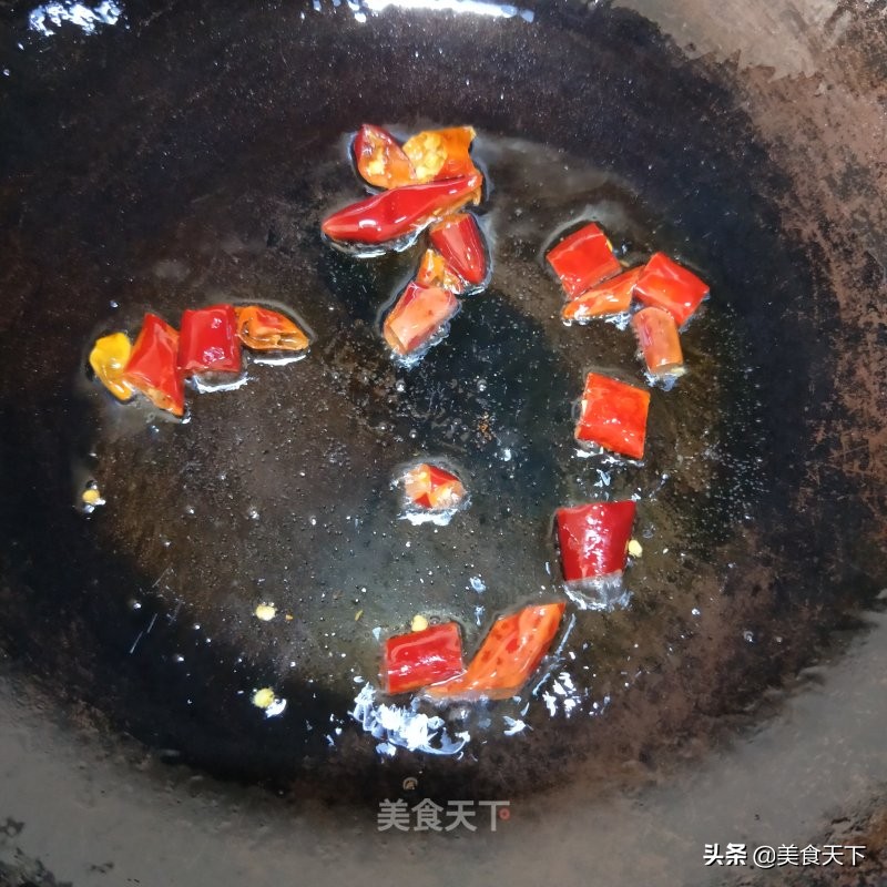 酸溜溜的味道，酸爽可口，开胃下饭，还帮油腻腻的肠胃减减负