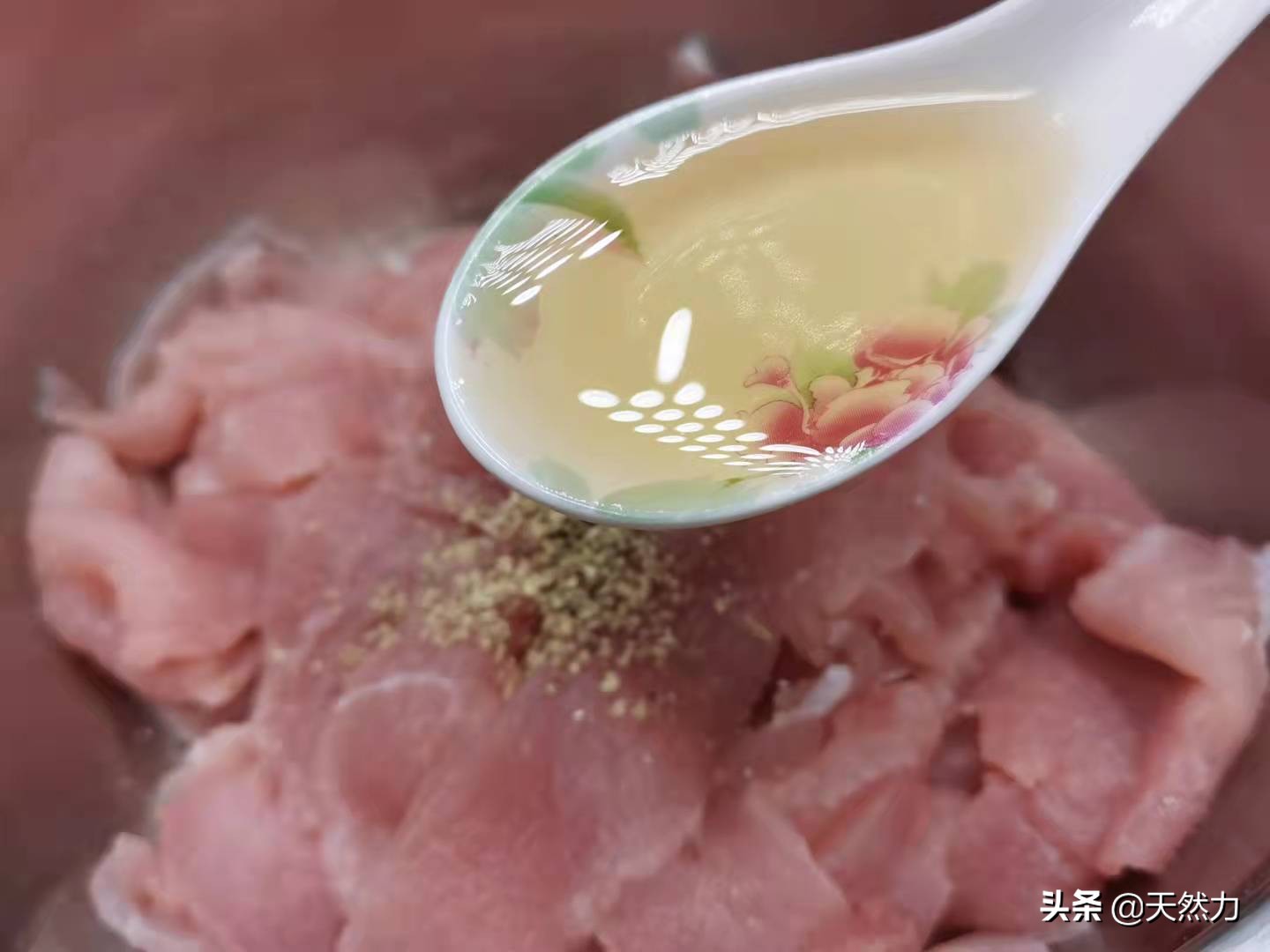 葱爆肉要怎么做才好吃？肉片如何才滑嫩？技巧分享，你也能学会