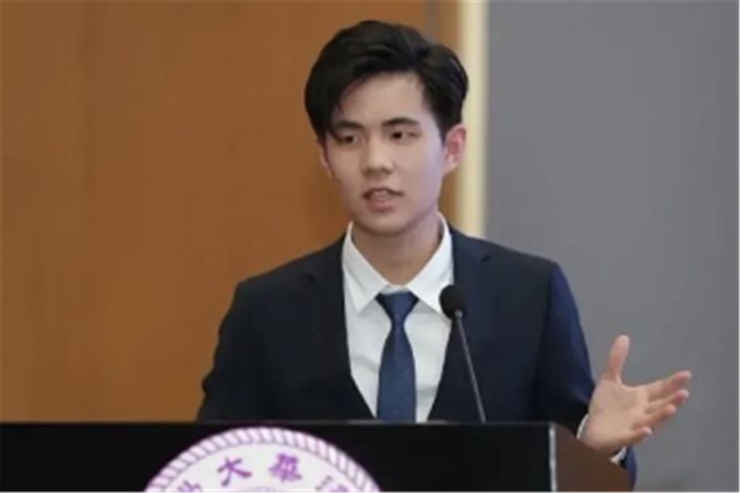 清华学霸撞脸刘昊然酷似周杰伦，入选最强本科生，初中时就不一般