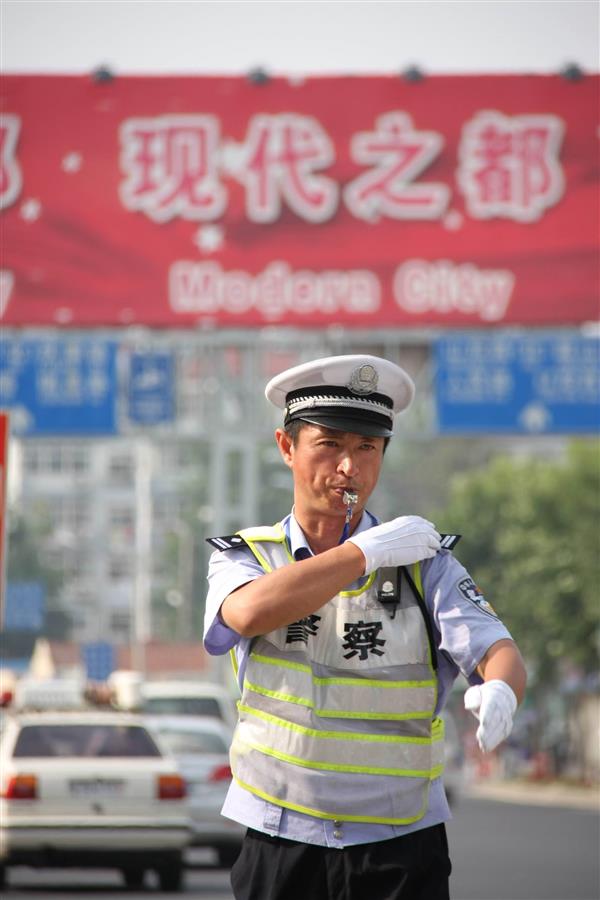 青岛“交警大V”牺牲细节：凌晨涉酒驾司机欲翻护栏逃逸致警察坠桥，公交司机再过他执勤路口将鸣笛悼念