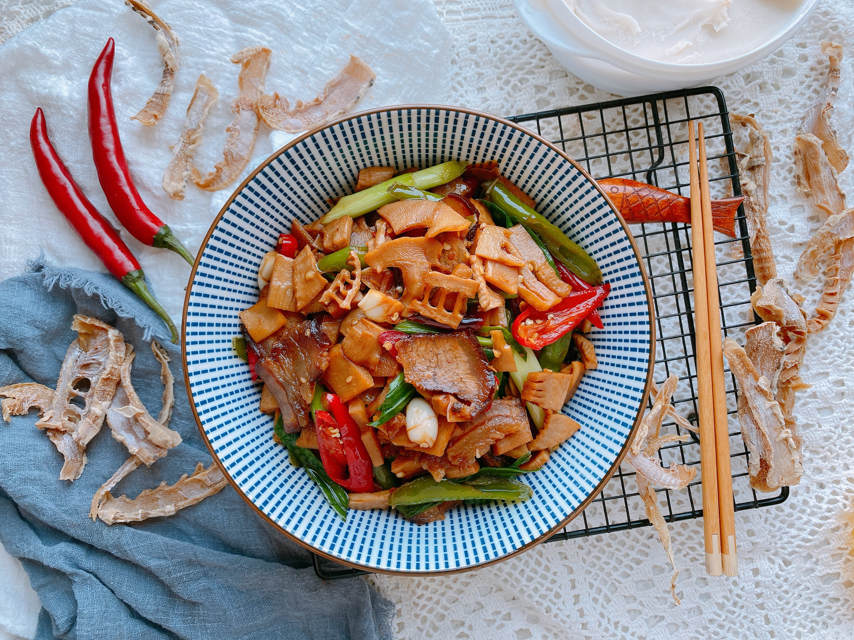 炒腊肉的做法,这道菜想要好吃,有一个重点——动物油脂,笋干是比较吸