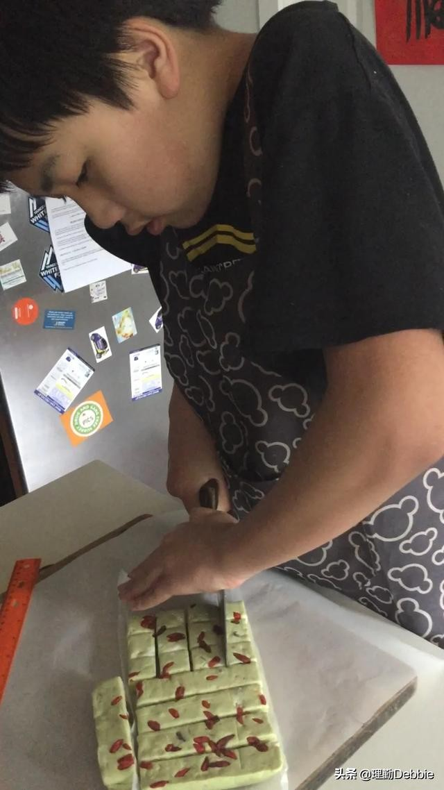 可以教孩子做的牛轧糖，小厨上手快，奶香蜜甜的，早知道就不买了