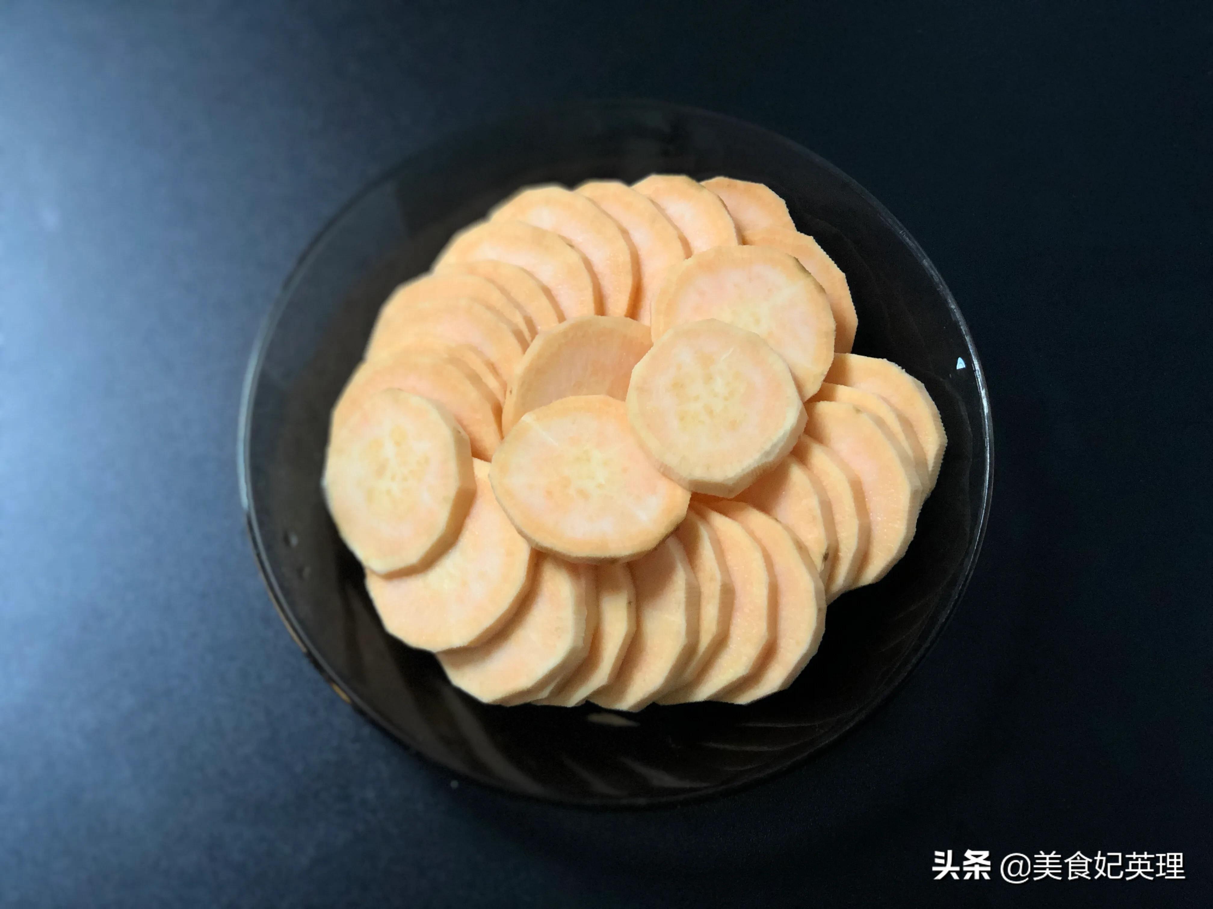 冬天就要吃烤红薯，别再用老方法烤了！加个鸡蛋，外脆里糯超好吃