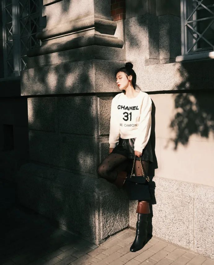 又被香奈儿支配了！秋冬时尚单品是紧身裤袜+七里靴，她们都穿了