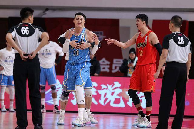 为什么nba扣篮cba很少(NBA、CBA最大区别在哪？奥尼尔扣烂篮板鼓掌、杨鸣不准起身)