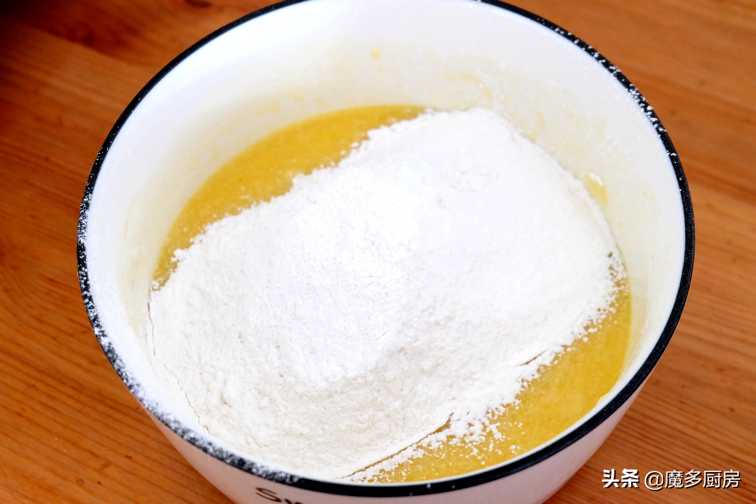 香蕉葡萄干做成蛋糕更好吃，不用打蛋器，小朋友都能轻松做