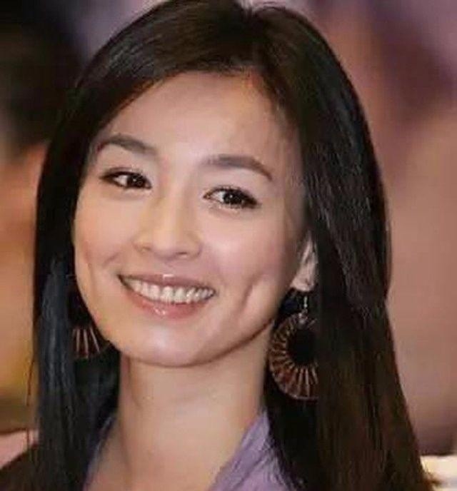 说到酒窝美女,第一个联想到的就是当年的张庭!