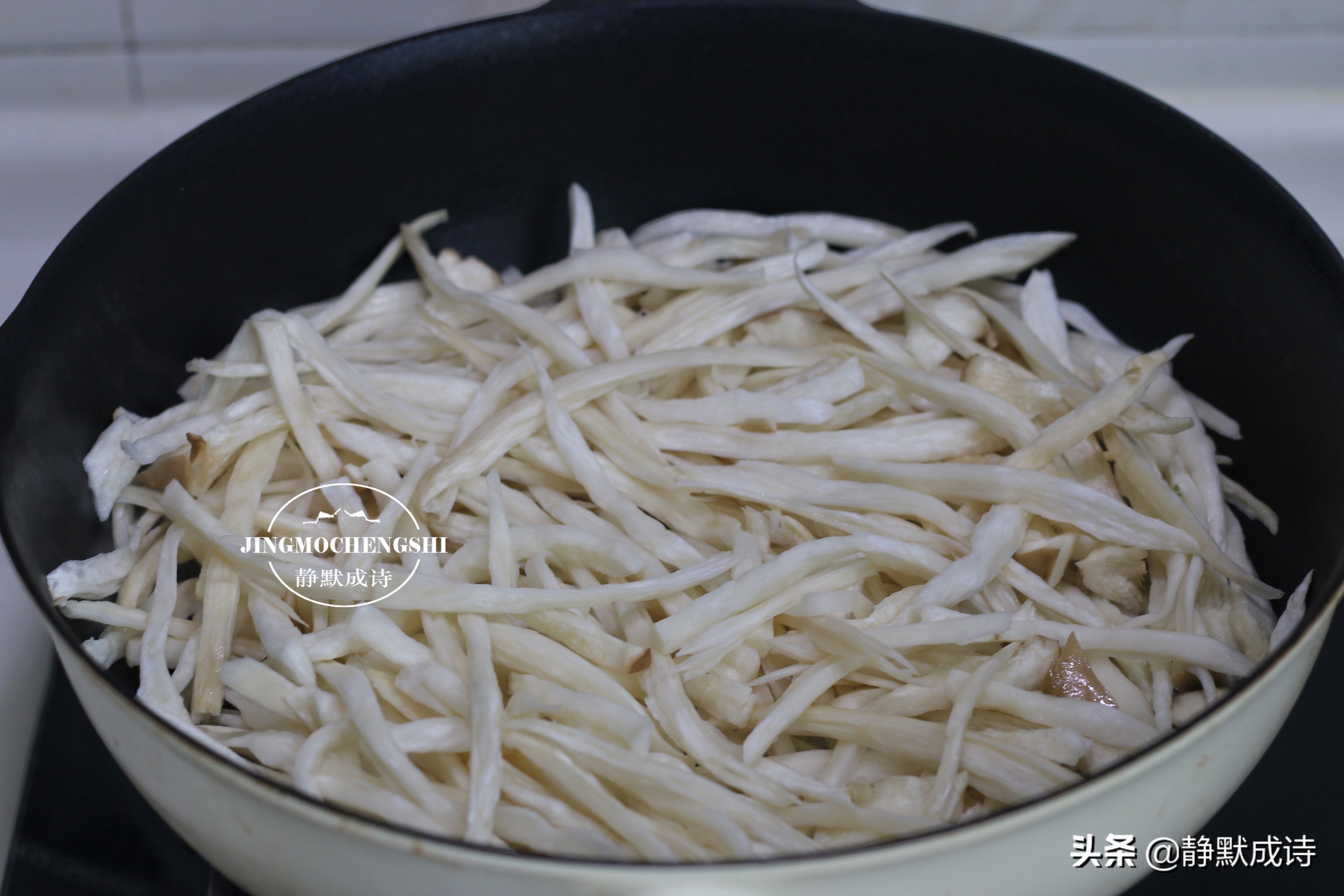自从学会杏鲍菇这个做法，连烧烤都吃的少了，简单一炒比烧烤还香