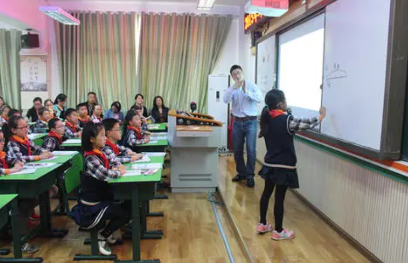 男生最喜爱的“女友”职业排行榜，榜首实至名归，学生心驰神往