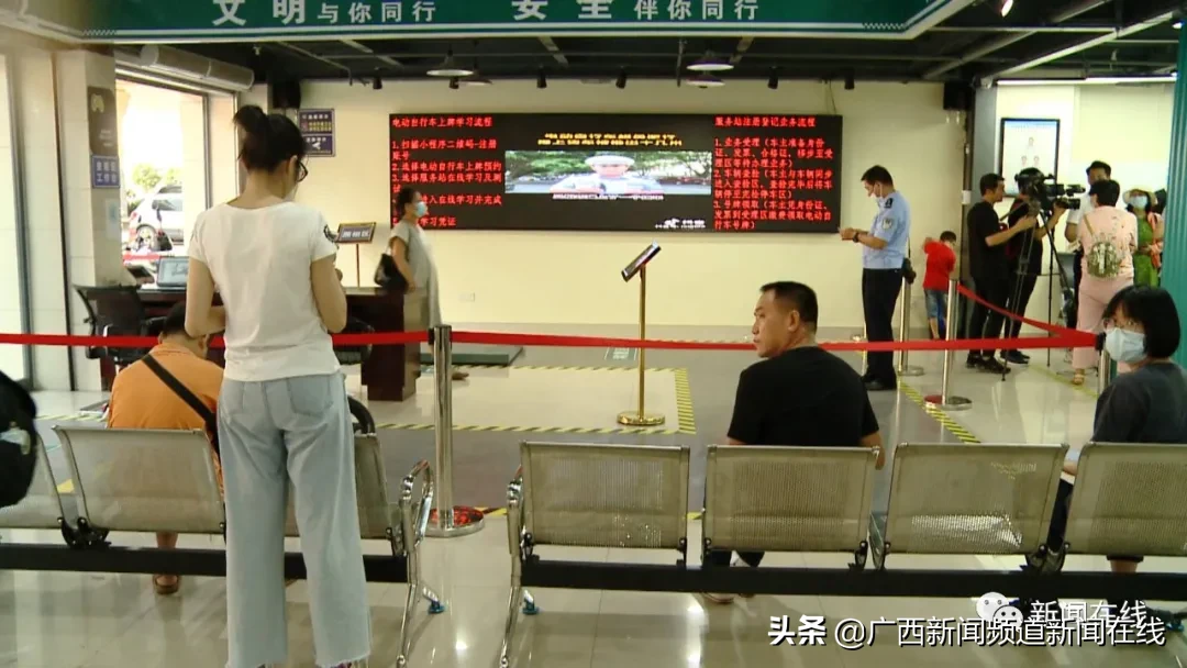 今起南宁市启动电动自行车“带牌销售”,上牌工本费10元