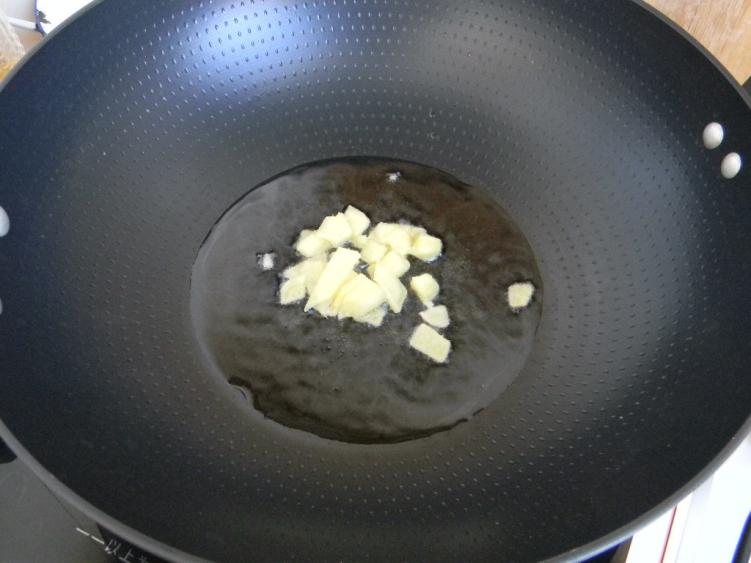 干锅排骨怎么做（十分钟速成味美特下饭的干锅排骨）