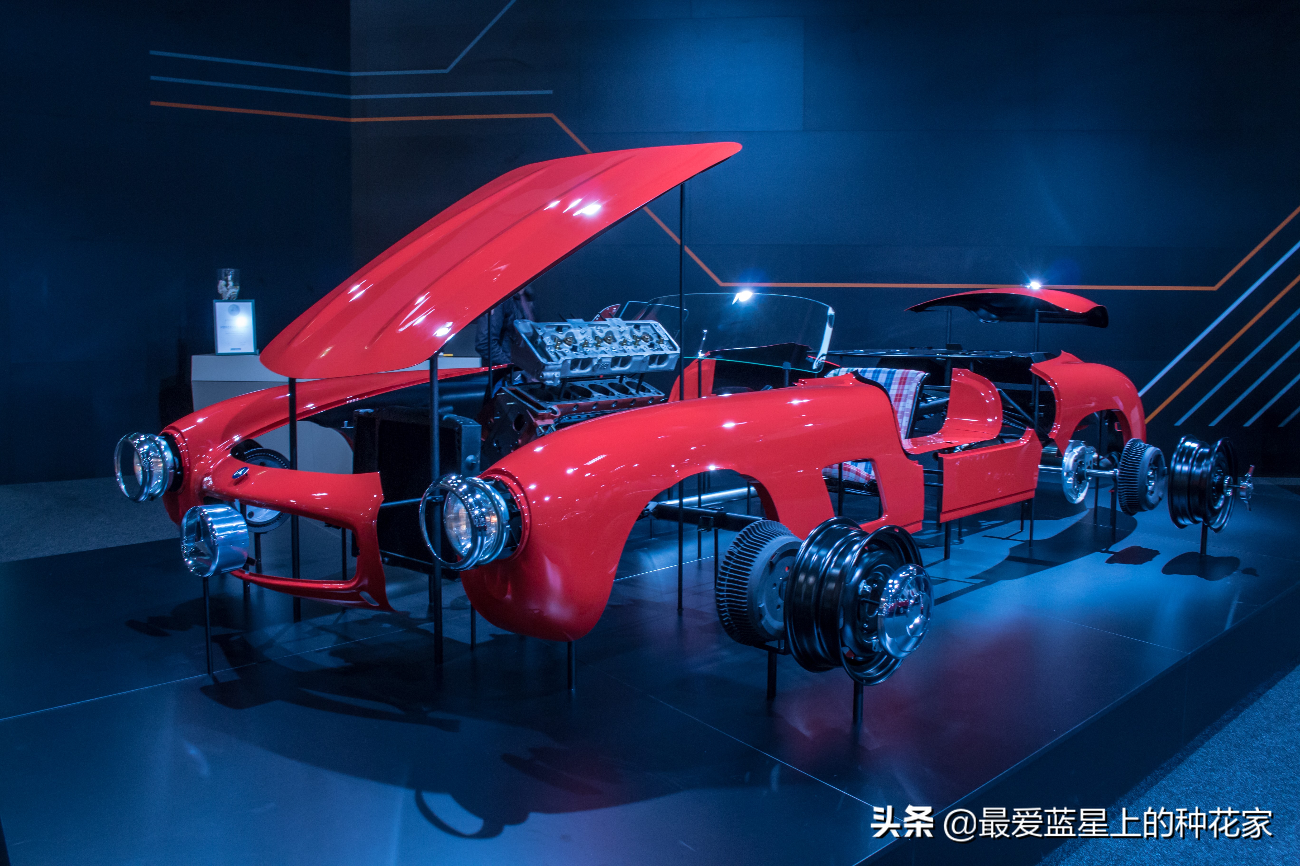 它就是跑车经典鸥翼门的引领者——梅赛德斯奔驰300SL