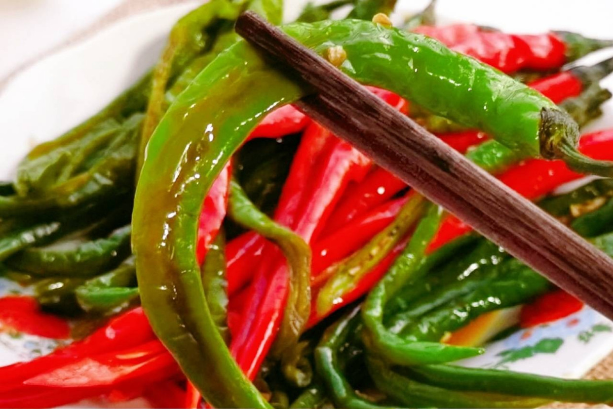 把10斤青辣椒放进坛子里,不加一滴水,3天后全家人吃"嗨"了