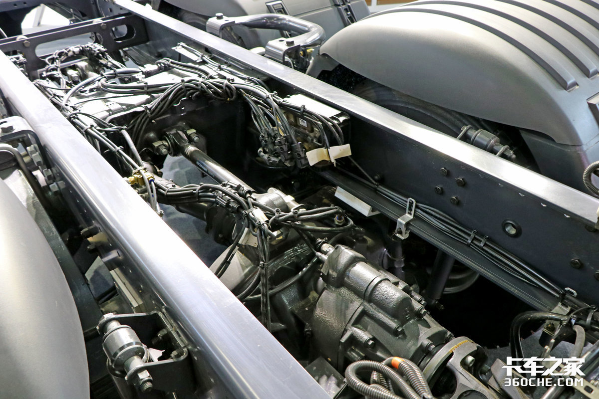 16升V8动力，国内最大马力消防车，斯堪尼亚R650能装10个人