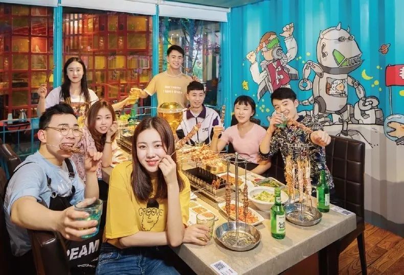 这家28年的烤串店，要做烧烤界的海底捞