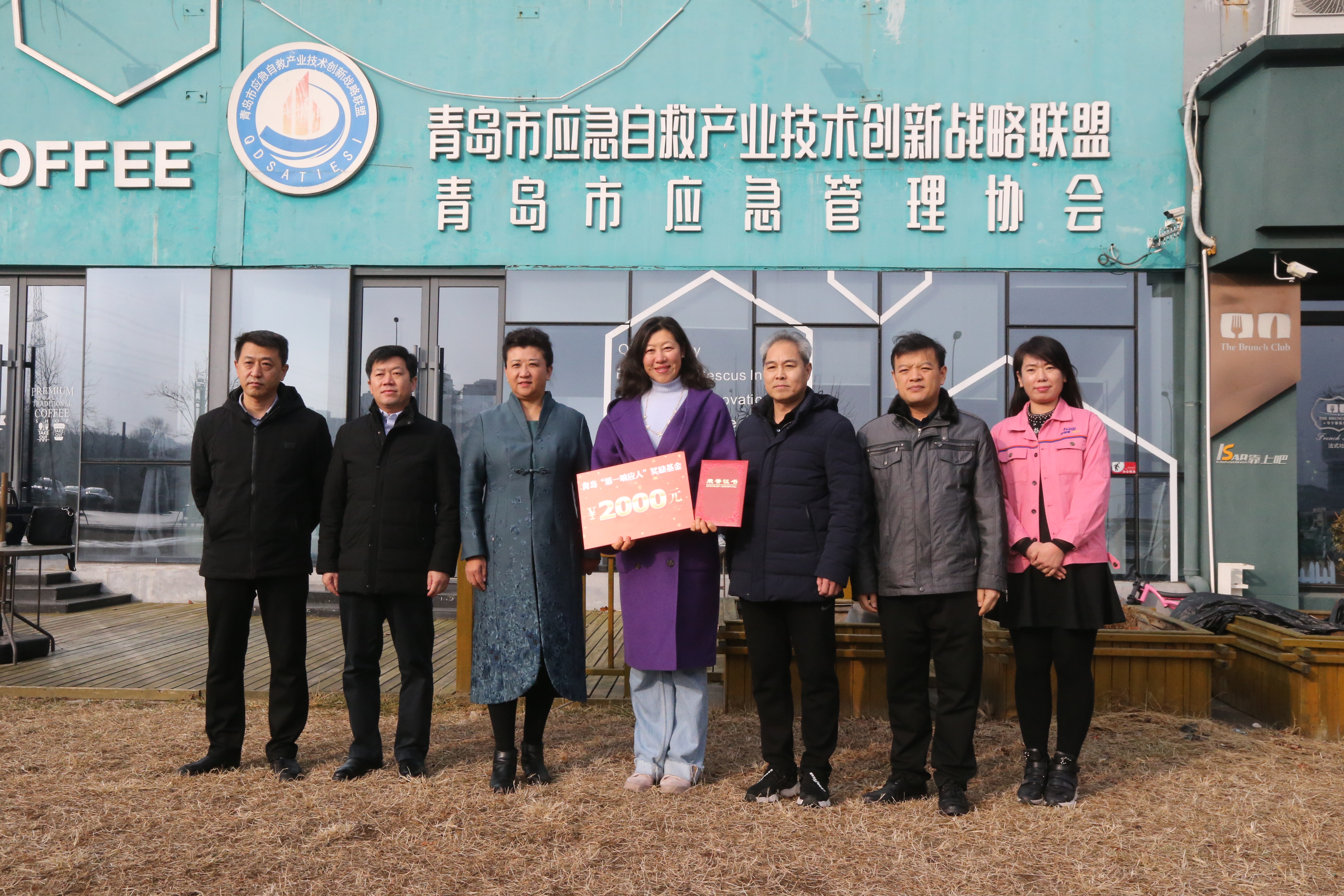 收到奖金 杨老师要为孩子买钢琴 最美“第一响应人”杨海燕获得2000元奖励基金