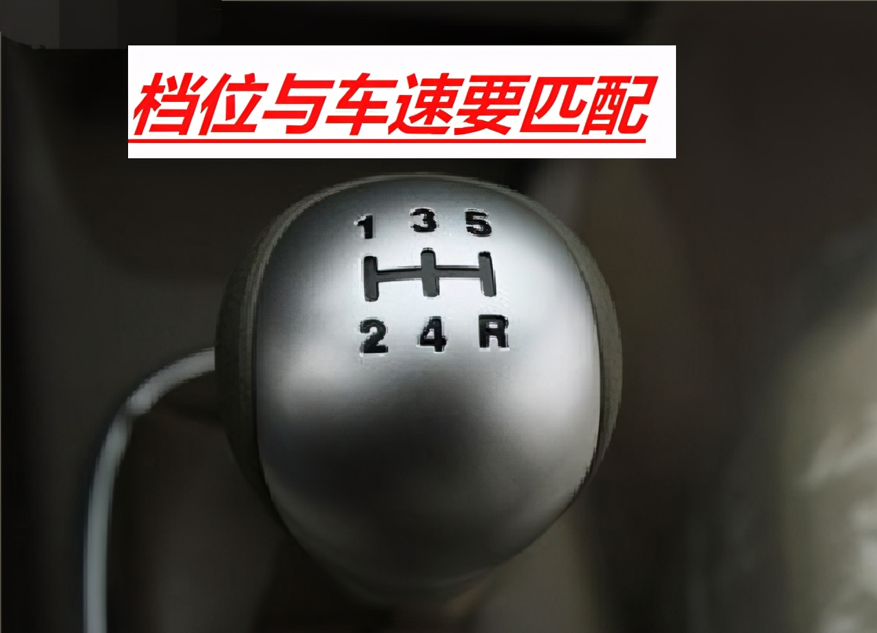 手动挡拐弯时，挂二挡担心熄火，是否可以一直踩离合过弯？