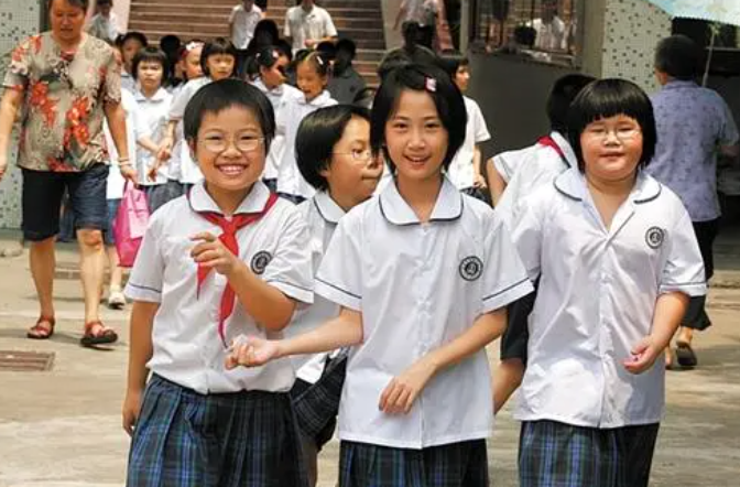 学校“天价校服”曝光，家长勇敢签下“不同意”，获众多网友点赞