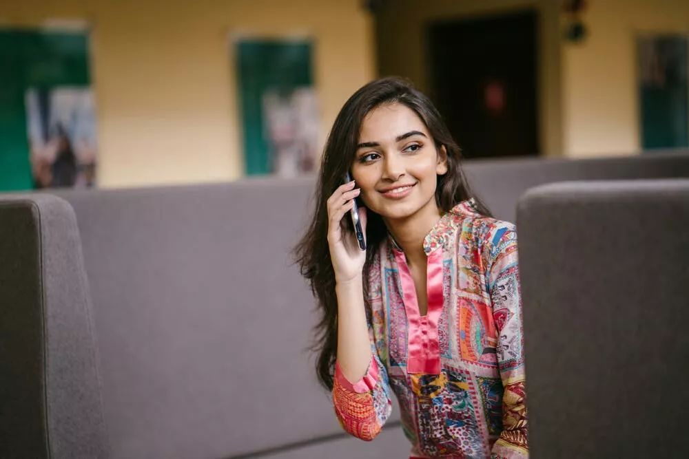 “打我手机”可不是“call my phone”，那应该怎么说？