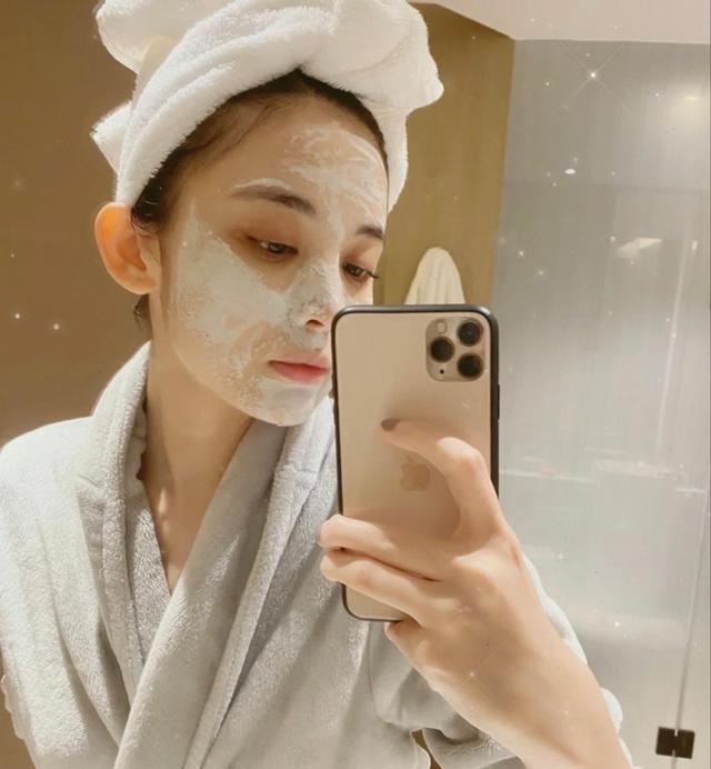 女生一定要知道的“护肤常识”！水乳3个月内用完，面膜要躺着敷