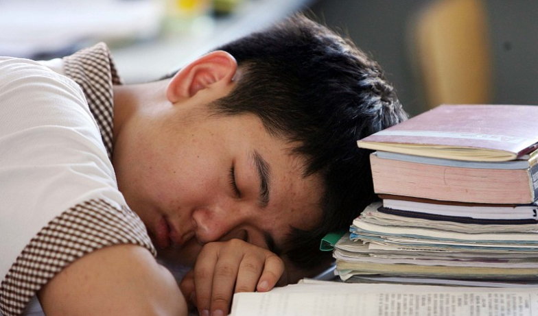 杨幂高考北影第一，却被大伯说笨蛋，家中1人读哈佛3人上清华