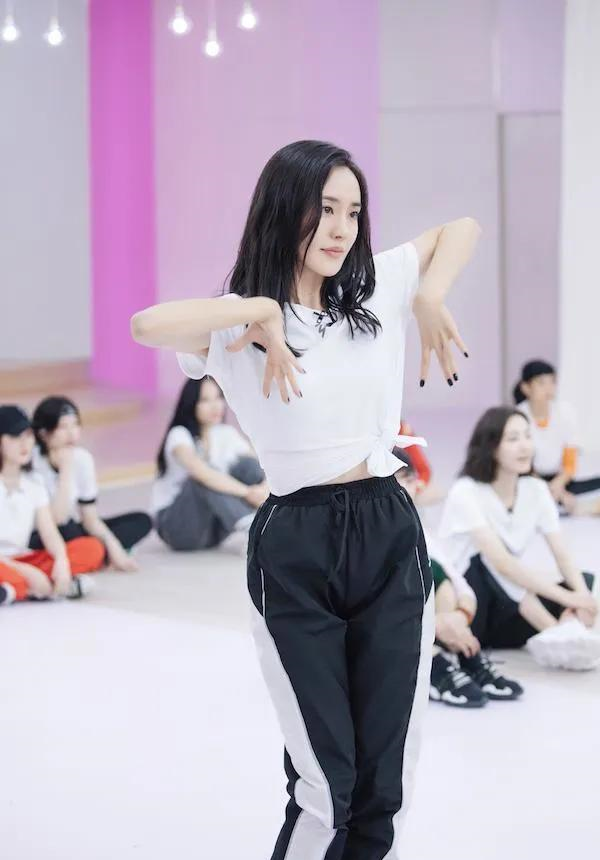 王智：7岁习武少林拳，和佟丽娅同班，中戏毕业后却跑去当了村官