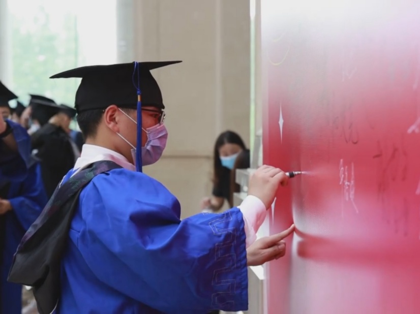 毕业季，复旦大学书记校长喊毕业生合影啦！