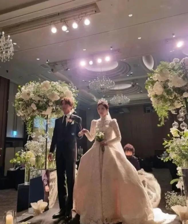 韩网热议！superjunior利特与姐姐牵手进入婚礼“幸福生活”