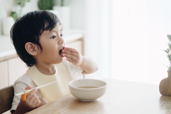 7月是孩子生长发育好时节，宝妈制作辅食要注意：有些食物不可吃