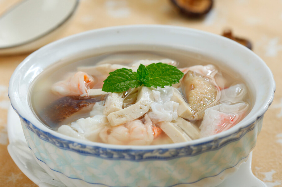 广东人做汤有一手，连豆腐汤都好喝，汤汁浓白，不放鸡精也很鲜