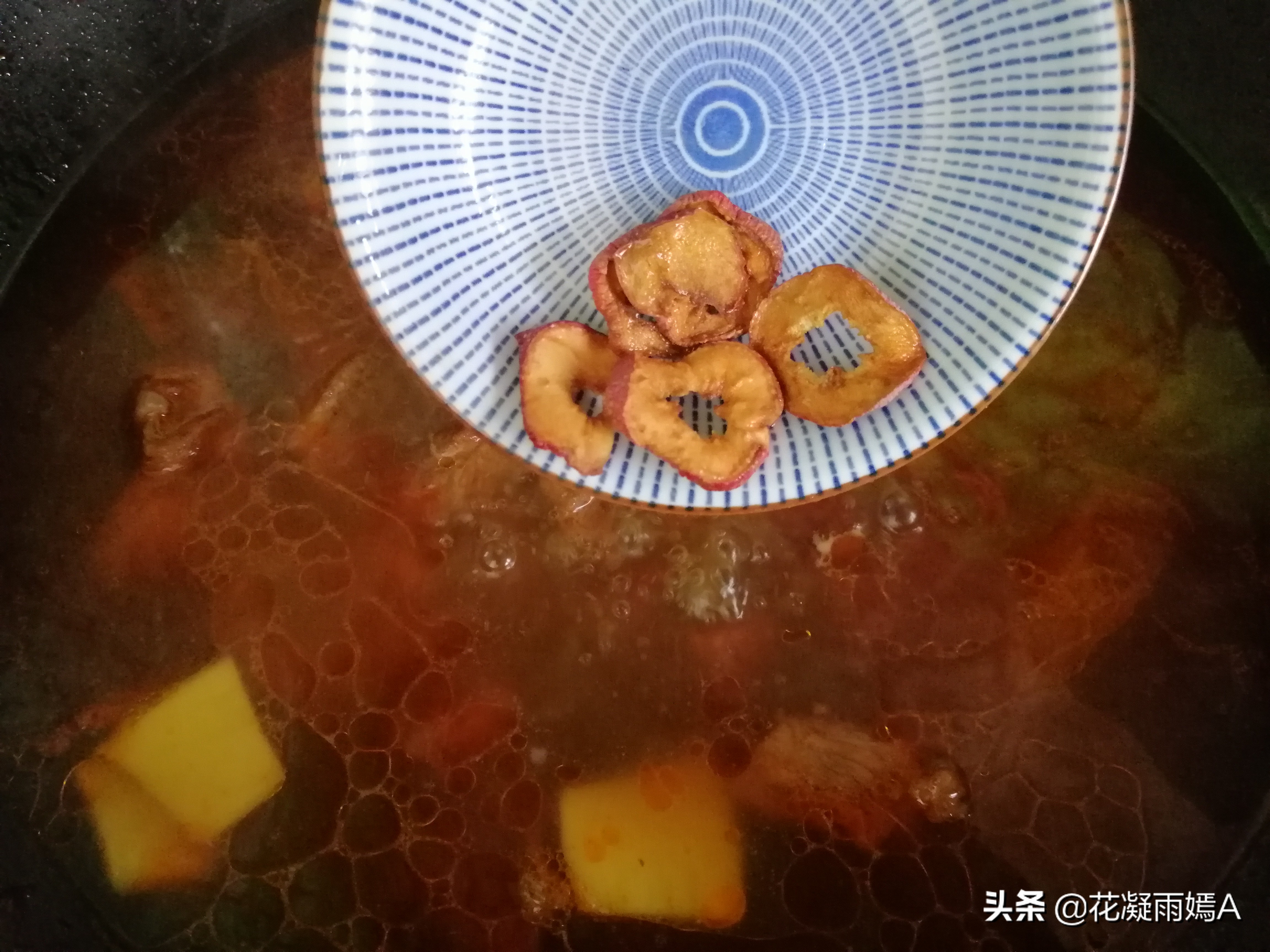 炖牛肉不好烂，加个山楂，半个小时软烂入味，老人都能嚼得动