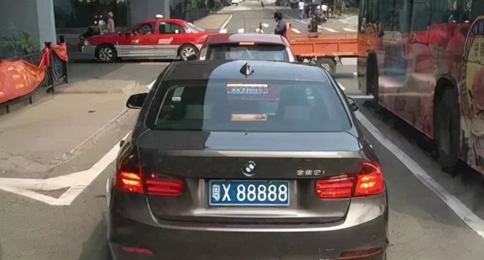 全国唯一一个拥有三个车牌的城市，富豪遍地