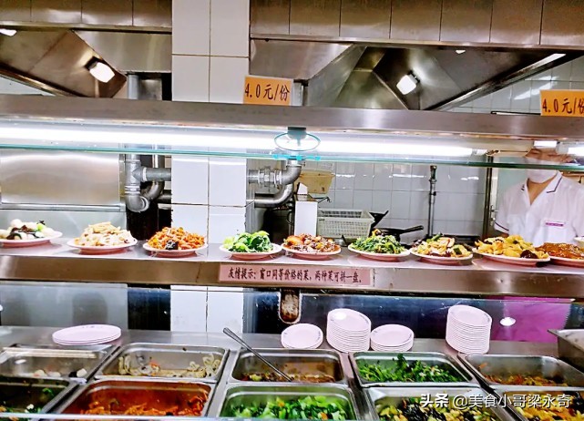 清华大学到底有多牛？看一下食堂就知道了，网友：饭菜堪比自助餐
