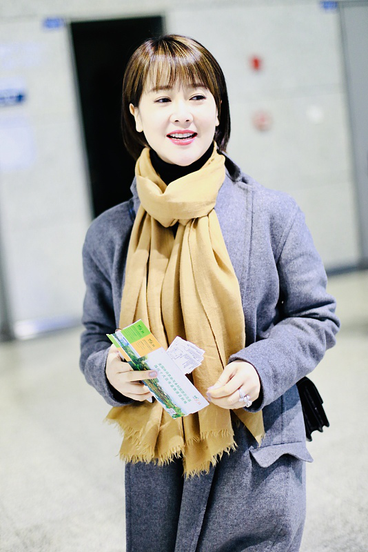 左小青打扮成小女孩,梳乖巧短发配灰大衣,一点看不出要奔五了