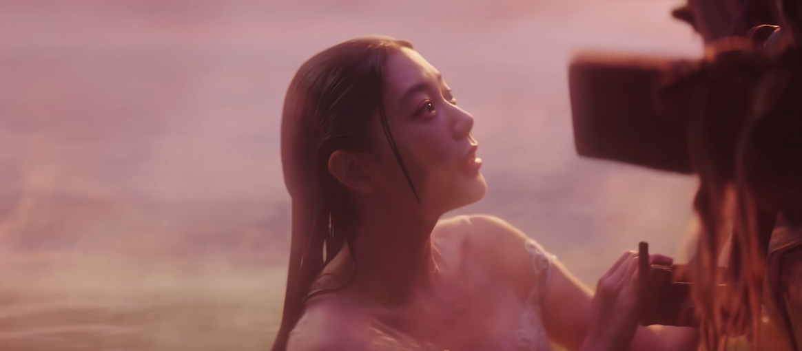 不少演员都曾经尝试过,比如在周星驰的电影《美人鱼》中,林允儿就因为