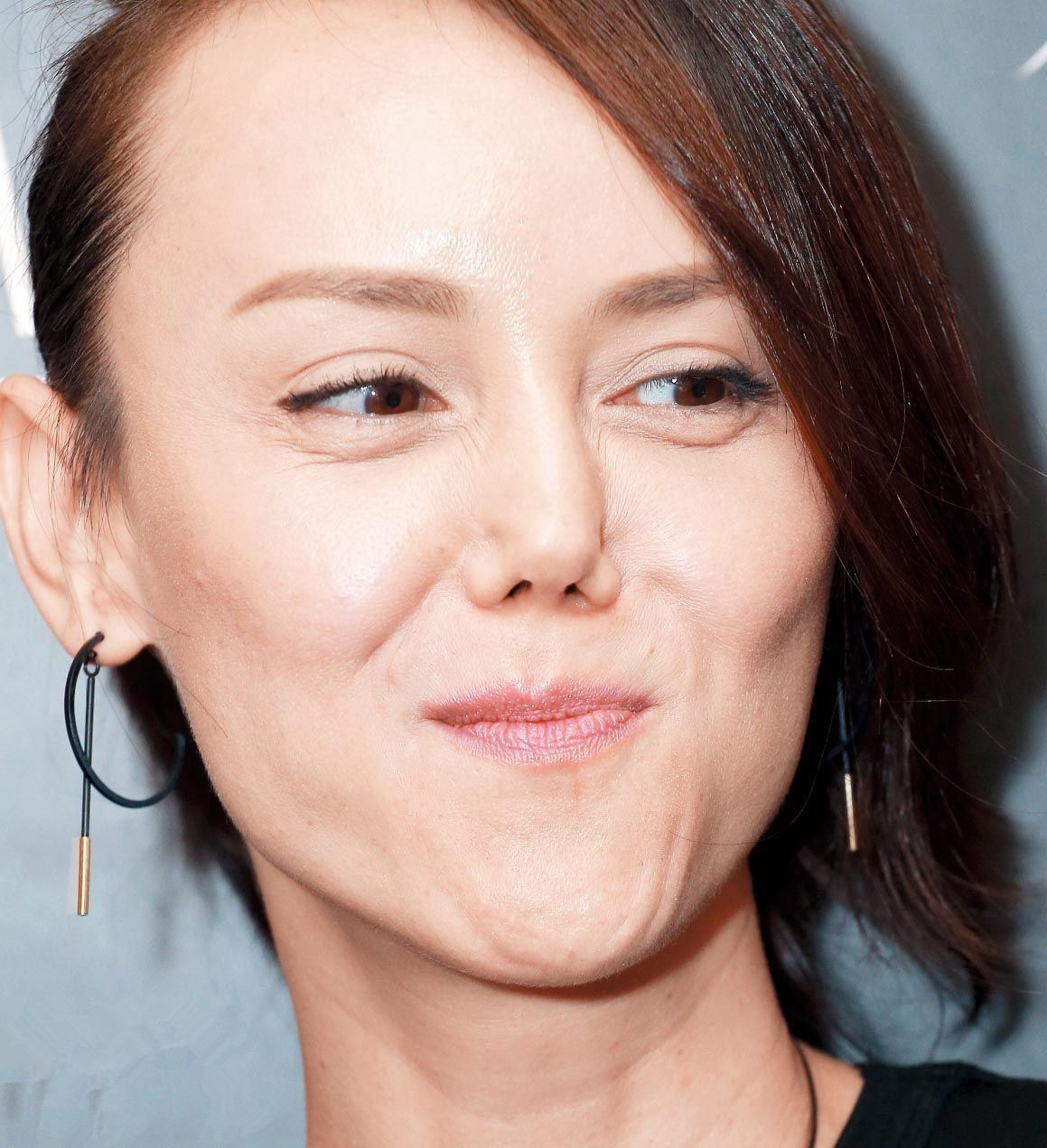曾无力偿还20万破产，44岁韩君婷近况曝光，出海冲浪吃大餐太惬意
