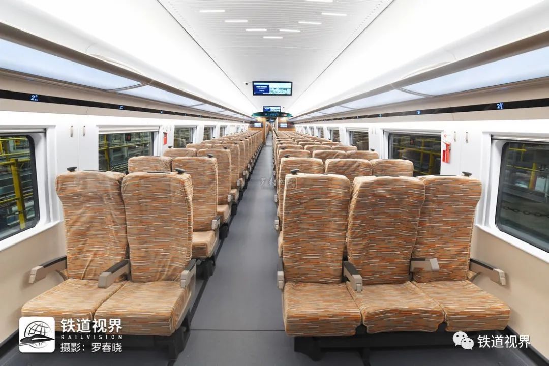 cr400bf-z的二等座车二等座车座椅增加的usb充电口小桌板杯托凹槽深度