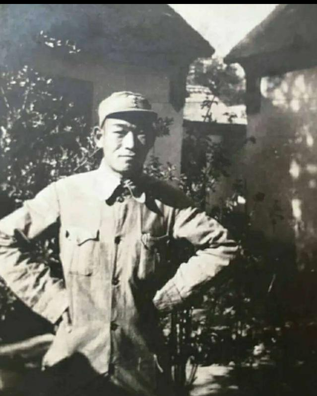 日寇疯狂扫荡，八路军干部被老乡带到一悬崖边：你快下去躲躲