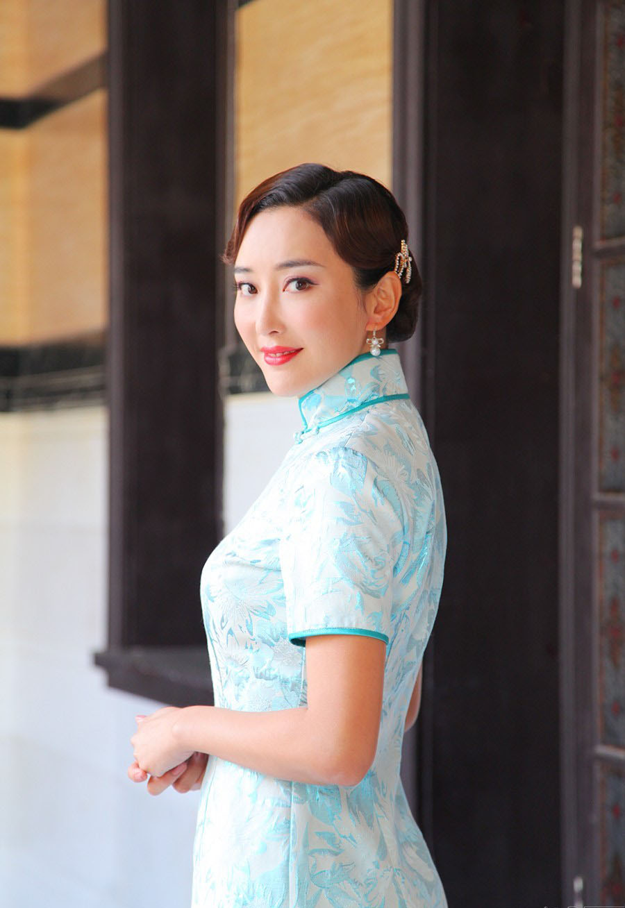 严宽爱妻杜若溪拍写真,穿复古旗袍别有风韵,偶像是刘德华