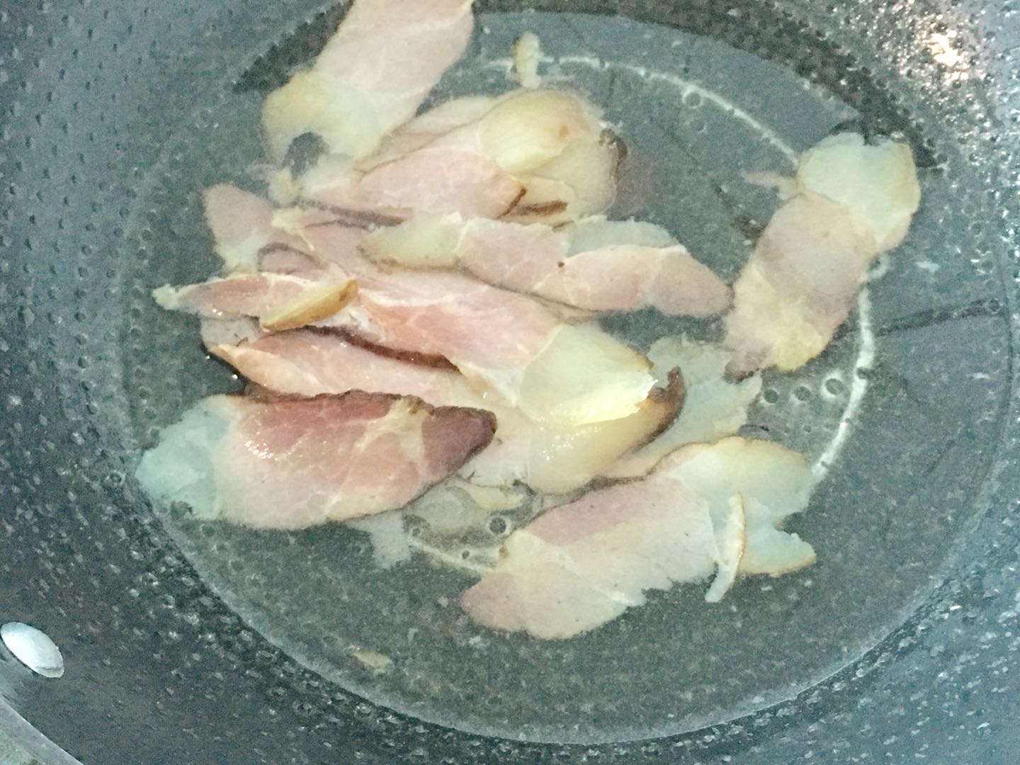 烟熏肉怎么炒好吃？请教了一个朋友，回家一试味道果然不错