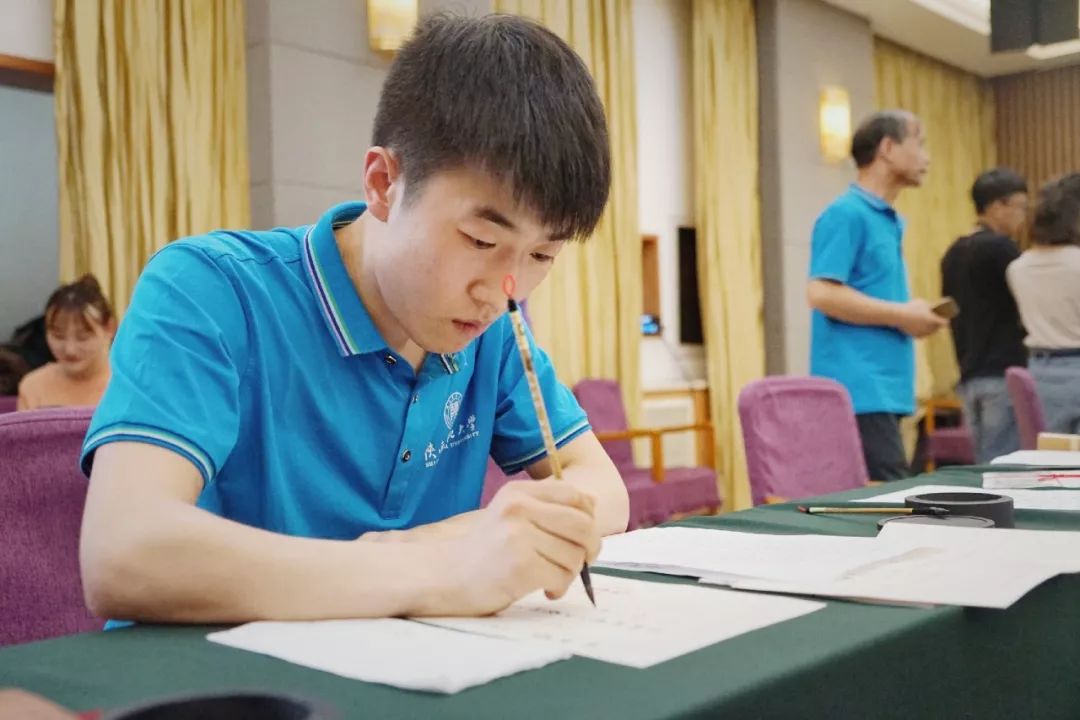 陕西师范大学毛笔书写“最美”录取通知书，“开笔”