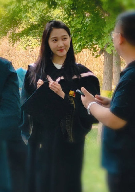 北电无滤镜毕业照曝光：关晓彤周也同框比美，王俊凯比同学嫩太多