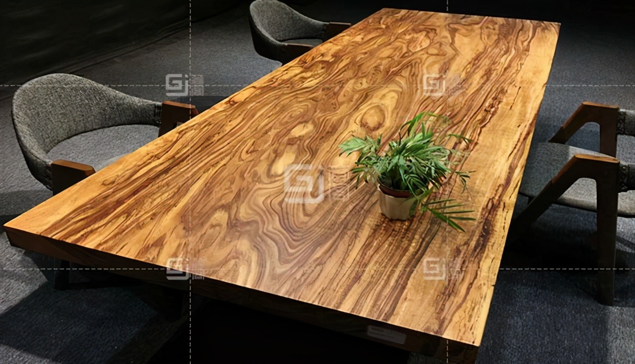 金色和黑色的色彩极具流动感,做成的乌金木家具让家具表面有纹理相互